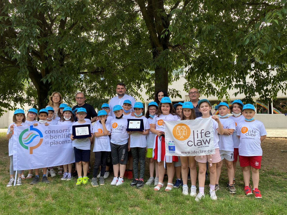 Il Presidente del Consorzio di Bonifica, il Sindaco di Sarmato e gli operatori del Cineclub “Cattivelli” hanno premiato la classe 3° della scuola primaria “Paolo Maserati” per il video sul gambero di fiume