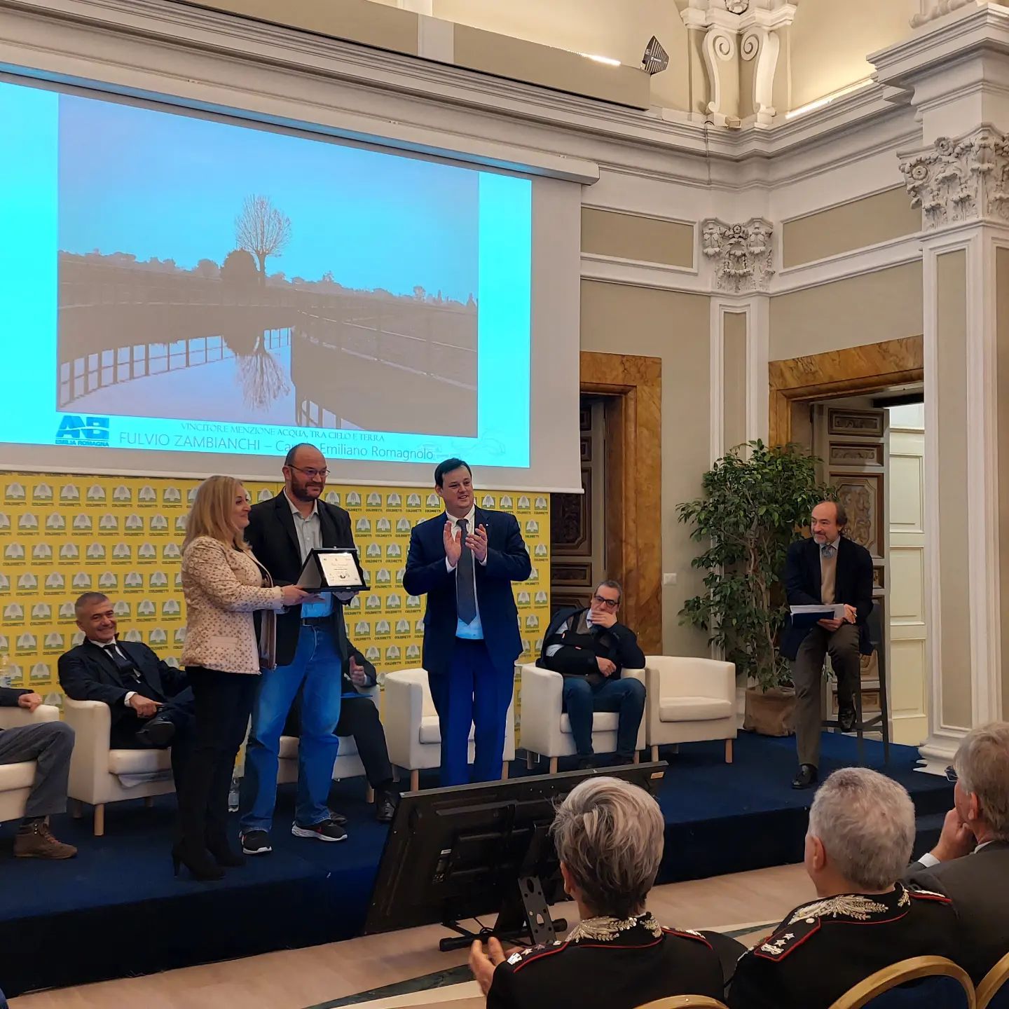 🎖Menzione ANBI ER a Fulvio Zambianchi per la fotografia "Canale Emiliano Romagnolo a Rimini" al concorso fotografico nazionale Obiettivo Acqua, con al seguente motivazione:
"La Commissione ha premiato la foto che evidenzia alcuni aspetti peculiari legati alla pluriattività della bonifica. In particolare il contesto riguarda un tratto del CER nel quale il canale attraversa una zona nella quale è presente ancora la centuriazione romana ormai scomparsa nella regione e per non alterarne i tratti, modifica le sue sponde facendole diventare verticali con angoli retti per seguire appunto le linee della centuriazione ancora presenti. In buona sostanza: irrigazione attraverso un’opera tra le più rilevanti a livello nazionale, salvaguardia ambientale e idraulica, ma anche preservazione del patrimonio storico culturale del nostro paese."
👏👏👏
.
.
#fotografia #Clima #acqua #ANBI #anbi100 #foto #concorso #UNESCO #bellezza #italia #paesaggi