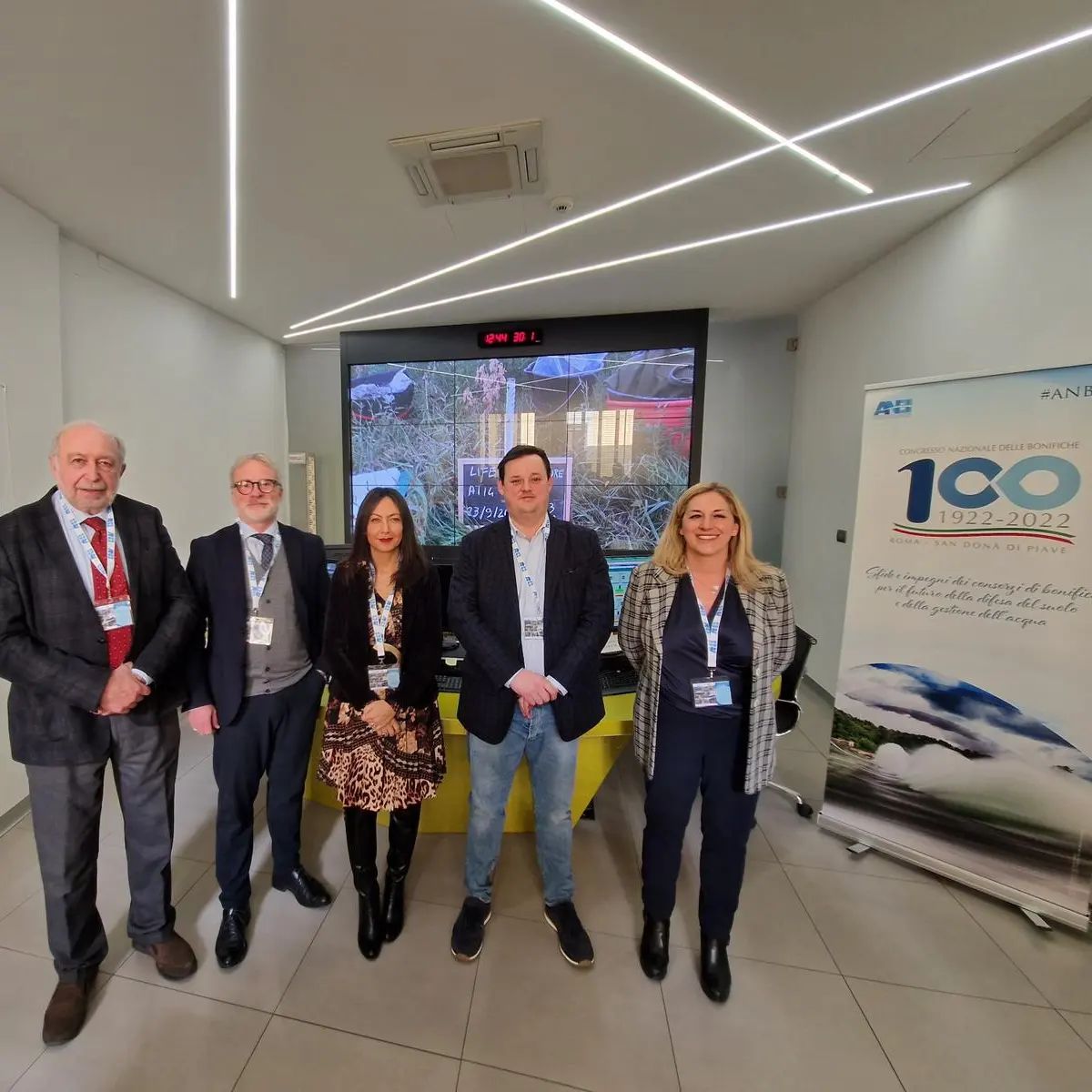 Conferenza per la Montagna, organizzata dalla @regione_emiliaromagna in collaborazione con Uncem e ANBI - Emilia Romagna ⛰️
.
All’evento, coordinato dal giornalista Andrea Gavazzoli, sono intervenuti:
.
💦 Irene Priolo, Vicepresidente della Regione e assessora ER Ambiente - Sostenibilità in Emilia-Romagna, difesa del suolo e della costa, protezione civile;
Francesco Vincenzi, presidente ANBI, il presidente di Uncem, Giovanni Battista Pasini; Raffaella Zucaro , coordinatrice di ANBI ER; Paolo Ferrecchi, direttore generale cura del territorio e dell’ambiente ER; i presidenti dei Consorzi di bonifica dell’Emilia Centrale e della Romagna Occidentale, Marcello Bonvicini e Antonio Vincenzi; e i rappresentanti di tutti i Consorzi di bonifica emiliano-romagnoli e delle associazioni agricole e di categoria💦
.
Nel corso del 2021 i Consorzi associati ad ANBI ER hanno eseguito complessivamente 1.056 interventi 🚧
.
#opere #montagna #lavori #cantieri #consorzidibonifica