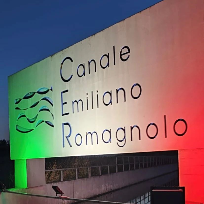 Guardiamo al futuro con ottimismo e forza d’animo. Anche in questo momento così difficile per il nostro territorio, il 2 giugno sia l'occasione per sentirci più uniti.
🇮🇹
Viva l'Italia!
.
#repubblica
#2giugno🇮🇹
#regioneemiliaromagna
#forzaromagna❤️
#consorzidibonifica
#Italia