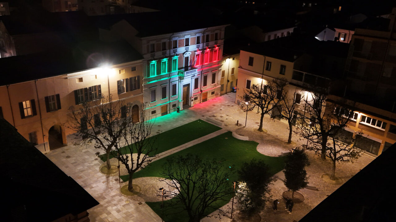 “Bagliori nella notte”: a Lugo il tricolore ha illuminato la sede del Consorzio di bonifica