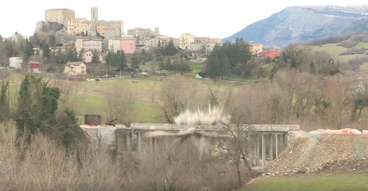 NELLE MARCHE SPETTACOLARE ABBATTIMENTO DI UN VECCHIO PONTE NEL RISPETTO DEL FIUME. IL CONSORZIO DI BONIFICA LO RICOSTRUIRA’ IN UN SOLO MESE. “UN BEL SEGNALE PER IL PAESE IN UN MOMENTO DIFFICILE” 