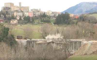 NELLE MARCHE SPETTACOLARE ABBATTIMENTO DI UN VECCHIO PONTE NEL RISPETTO DEL FIUME. IL CONSORZIO DI BONIFICA LO RICOSTRUIRA’ IN UN SOLO MESE. “UN BEL SEGNALE PER IL PAESE IN UN MOMENTO DIFFICILE” 