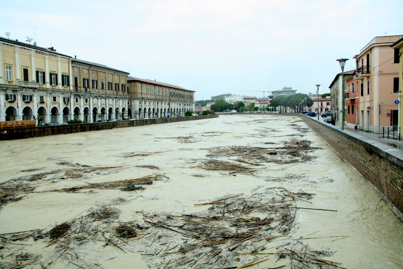 COME L’IMPREVIDENZA TRASFORMA L’ACQUA IN MINACCIA – A SOFFRIRE ORA SONO SOPRATTUTTO I LAGHI