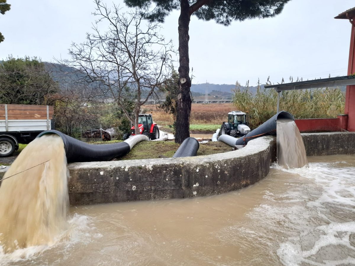 EMERGENZA METEO AL LAGO DI MASSACIUCCOLI E’ CORSA CONTRO IL TEMPO, CONTRO IL PERICOLO DI ESONDAZIONE
