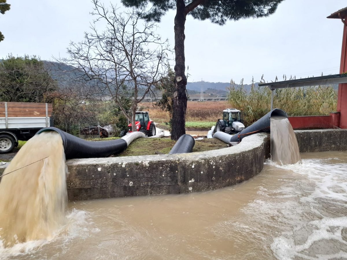 EMERGENZA METEO AL LAGO DI MASSACIUCCOLI  E’ CORSA CONTRO IL TEMPO, CONTRO IL PERICOLO DI ESONDAZIONE