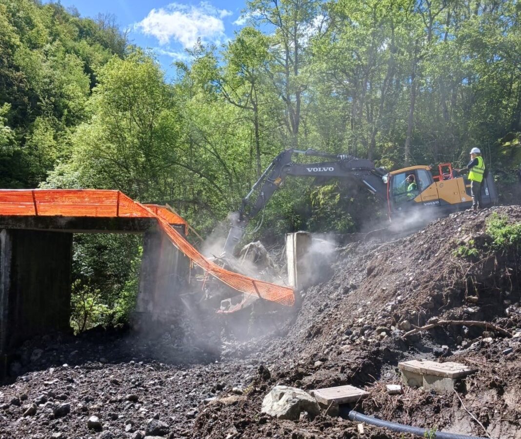 Proseguono i lavori di rifacimento del ponte sul rio del lago Moo in loc. Taravelli di Ferriere: quasi conclusa la demolizione, seguirà la costruzione del nuovo