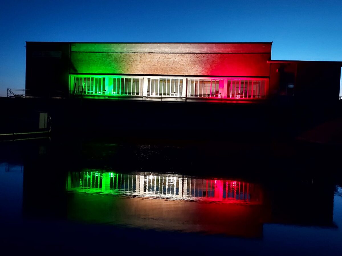 “BAGLIORI NELLA NOTTE” SUL CANALE EMILIANO ROMAGNOLO: CREVENZOSA E SAVIO ILLUMINATI DI TRICOLORE