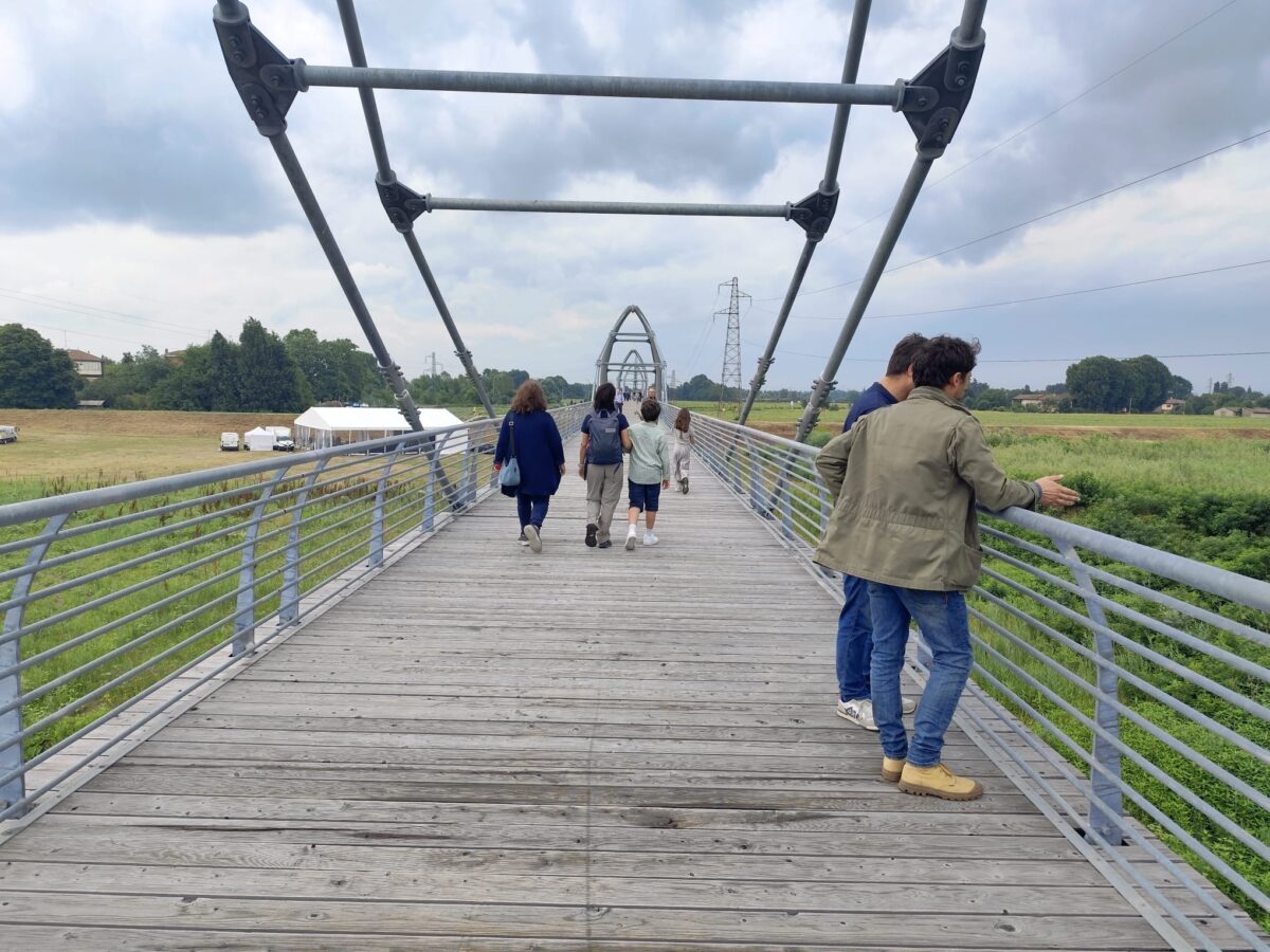 GIA’ IN MIGLIAIA HANNO ATTRAVERSATO L’ORIGINALE CONDOTTA-PONTE CHE PORTA ACQUA E BICICLETTE NEL BOLOGNESE.