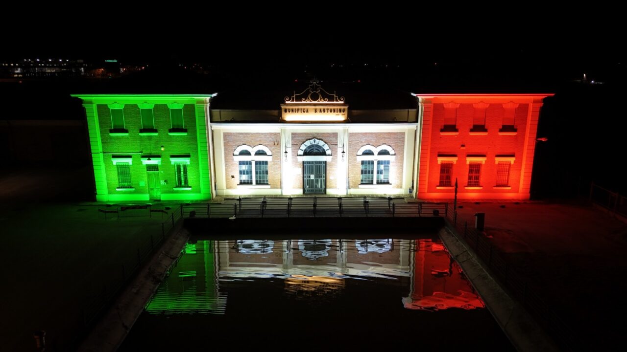 L’idrovora di Sant’Antonino a Cona si accende del tricolore