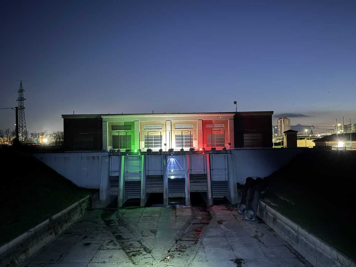“BAGLIORI NELLA NOTTE – L’INIZIATIVA DI ANBI HA ILLUMINATO GLI IMPIANTI IDRAULICI COL TRICOLORE PER RIBADIRE LA CENTRALITA’ NAZIONALE DELLE PROBLEMATICHE IDRICHE” – A Piacenza illuminato l’impianto della Finarda