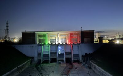 “BAGLIORI NELLA NOTTE – L’INIZIATIVA DI ANBI HA ILLUMINATO GLI IMPIANTI IDRAULICI COL TRICOLORE PER RIBADIRE LA CENTRALITA’ NAZIONALE DELLE PROBLEMATICHE IDRICHE” – A Piacenza illuminato l’impianto della Finarda