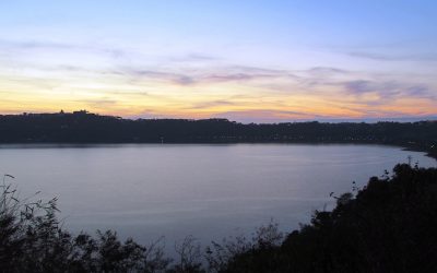 L’ESEMPIO DE LAGO DEI PAPI A CASTEL GANDOLFO. ANBI: ORA SONO I CORPI IDRICI AD ALIMENTARE LE FALDE A CAUSA DEI CAMBIAMENTI CLIMATICI E DI UNO SCONSIDERATO USO DEL TERRITORIO