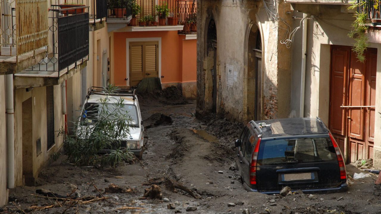 LA MANCATA PERCEZIONE AUMENTA I PERICOLI NONOSTANTE LA SICCITA’ L’ITALIA E’ AD ALTO RISCHIO IDROGEOLOGICO IL CONSIGLIO DI ANBI PER LE VACANZE “DEDICATE QUALCHE ORA A TOGLIERE I RICORDI DAGLI SCANTINATI”