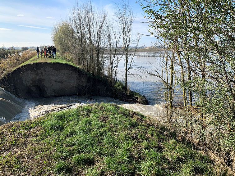 Rottura argine Diversivo di Burana a Canaletto: subito al lavoro per chiudere la falla. Ore 7 di lunedì 18 novembre: individuata una falla nel Diversivo di Burana in località Canaletto di Finale Emilia, i tecnici danno subito l’allarme e parte la macchina delle emergenze