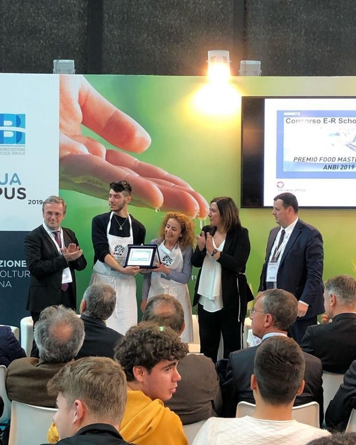 Alimentazione sostenibile, comunicazione positiva e rispetto dell’ambiente: E-R School of Food diventa SFIDE, una palestra per le giovani idee. School of Food – Innovation – Digital – Environment, un dialogo aperto tra adolescenti, cittadini di oggi e di domani, insegnanti e famiglie.