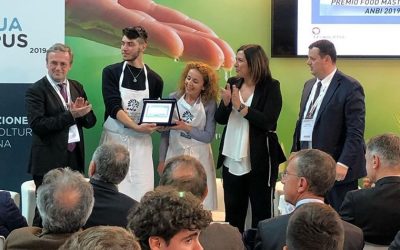 Alimentazione sostenibile, comunicazione positiva e rispetto dell’ambiente: E-R School of Food diventa SFIDE, una palestra per le giovani idee. School of Food – Innovation – Digital – Environment, un dialogo aperto tra adolescenti, cittadini di oggi e di domani, insegnanti e famiglie.