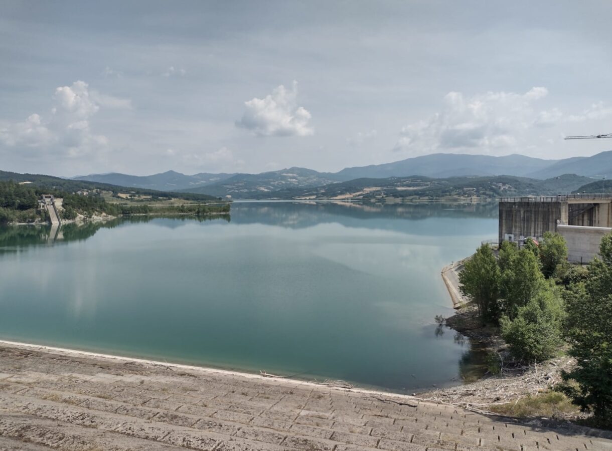 IL CASO LAGO MONTEDOGLIO IN TOSCANA – C’E’ L’ACQUA MA NON ARRIVA AI CAMPI