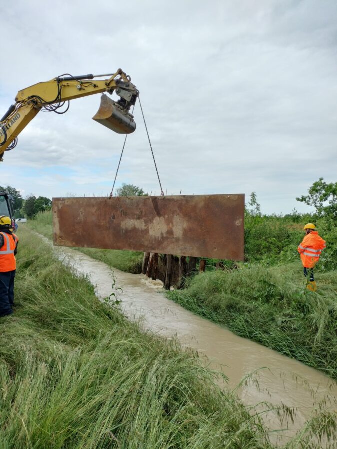 Il Consorzio di bonifica della Romagna Occidentale impegnato giorno e notte a pieno organico per allontanare l’acqua fuoriuscita dai fiumi