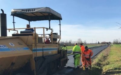 Sponda e strada rinnovate lungo il canale Calcarata, nella pianura bolognese. Progettazione ed esecuzione dell’opera sono state affidate alla Bonifica Renana.