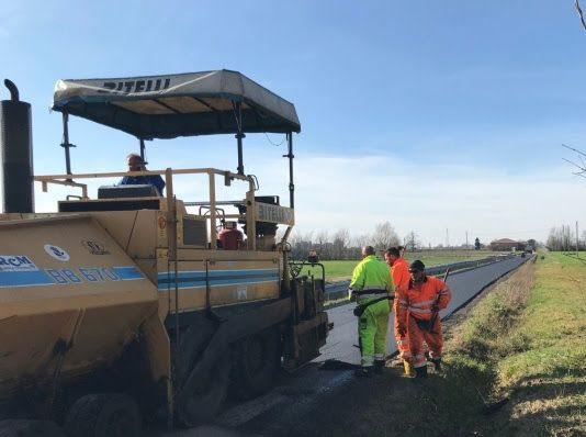 Sponda e strada rinnovate lungo il canale Calcarata, nella pianura bolognese. Progettazione ed esecuzione dell’opera sono state affidate alla Bonifica Renana.